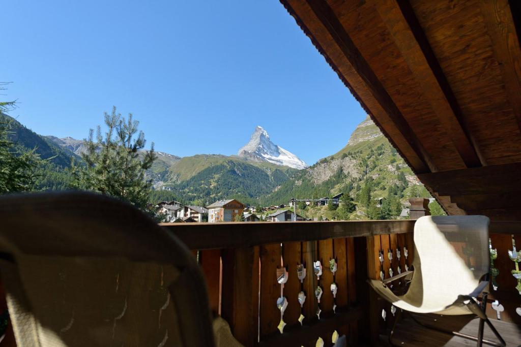 Chalet Kisseye With Heated Pool And Matterhorn Views Lägenhet Zermatt Rum bild